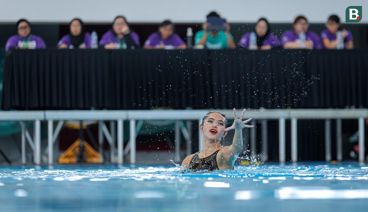 Atlet renang indah DKI Jakarta, Hilda Tri Julyandra saat tampil dalam nomor open women solo free final renang artistik Kejurnas Akuatik 2026 di Stadion Akuatik Gelora Bung Karno, Senayan, Jakarta, Selasa (05/05/2026). (Bola.com/Bagaskara Lazuardi)