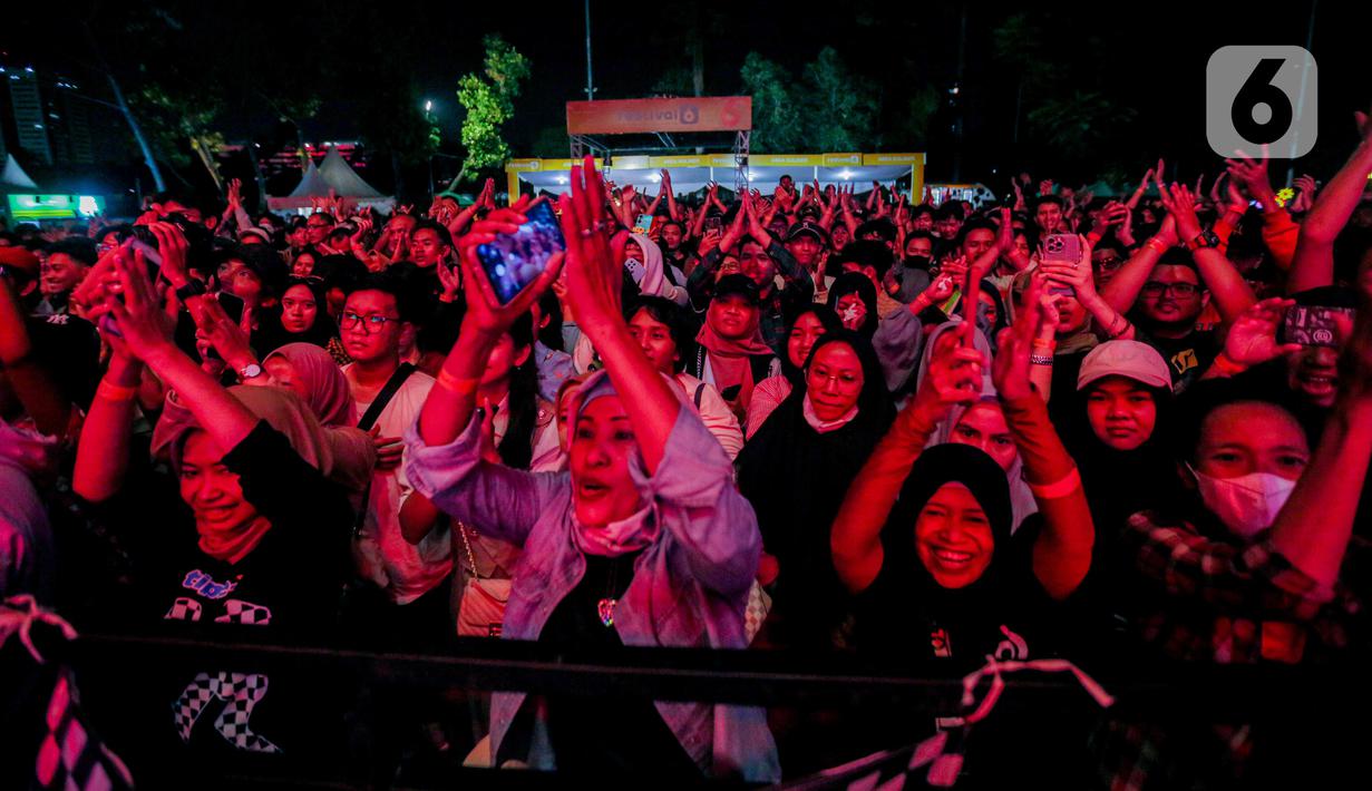 Mengenakan busana serba hijau, Inul Daratista bikin kagum penonton Festival 6. (Liputan6.com/Faizal Fanani)