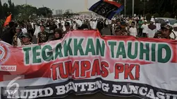 Massa yang didominasi warna putih melakukan aksi menolak PKI dan Liberalisme di kawasan Monas, Jakarta, Jumat (3/6). Mereka menuntut Presiden Jokowi untuk menolak keberadaan PKI dan Liberalisme. (Liputan6.com/Johan Tallo)