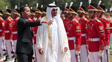 Presiden Joko Widodo (Jokowi)  bersama Putra Mahkota Abu Dhabi, Sheikh Mohamed Bin Zayed Al Nahyan memeriksa pasukan saat kunjungan kenegaraan di Istana Bogor, Kamis (24/7/2019). Keduanya menggelar pertemuan bilateral guna membahas sejumlah kerja sama. (Willy Kurniawan/Pool Photo via AP)