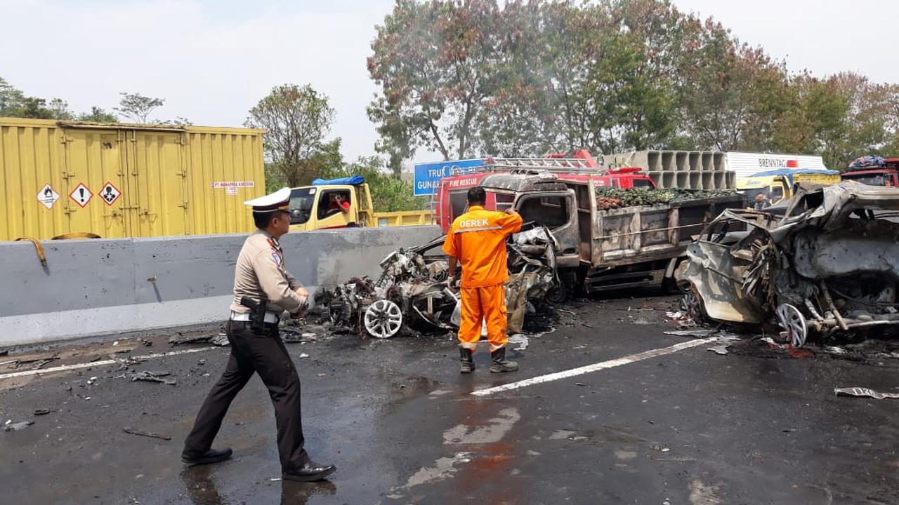 Polisi dan tim SAR bergerak cepat untuk mengevakuasi korban kecelakaan maut Cipularang. (dok Polri)
