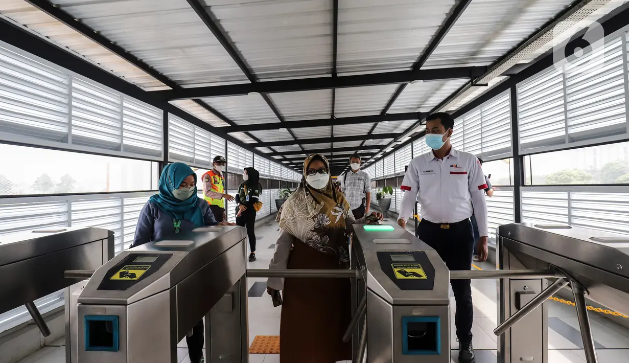 Suasana peningkatan aksesibilitas setelah penataan Stasiun Pondok Ranji, Tangerang Selatan, Banten, Kamis (16/6/2022). Penataan Stasiun Pondok Ranji dilakukan untuk mengurai kemacetan  yang sering terjadi di kawasan tersebut dan memudahkan akses pengguna kereta untuk menjangkau stasiun. (Liputan6.com/Johan Tallo)