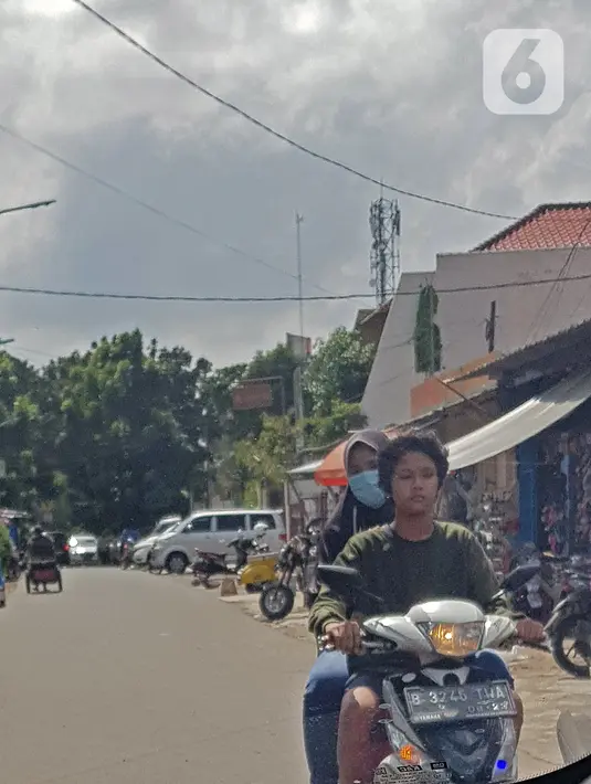 Pengendara motor sedang melintas di kawasan Matraman, Jakarta, Jumat (5/2/2021). Di tengah lonjakan kasus COVID-19 masih banyak masyarakat yang abai terhadap protokol kesehatan. (Liputan6.com/Herman Zakharia)