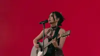Cetak sejarah baru, Niki Zefanya jadi penyanyi perempuan Indonesia pertama yang tampil di Coachella. Berikut pesona memukaunya dalam busana rancangan Ashton Michael. (Instagram/nikizefanya).
