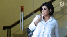 Ketua Umum INSA, Carmelita Hartoto usai diperiksa di Gedung KPK, Jakarta, Selasa (7/11). Carmelita Hartoto diperiksa sebagai saksi untuk tersangka Dirjen Perhubungan Laut nonaktif Antonius Tonny Budiono. (Liputan6.com/Helmi Fithriansyah)
