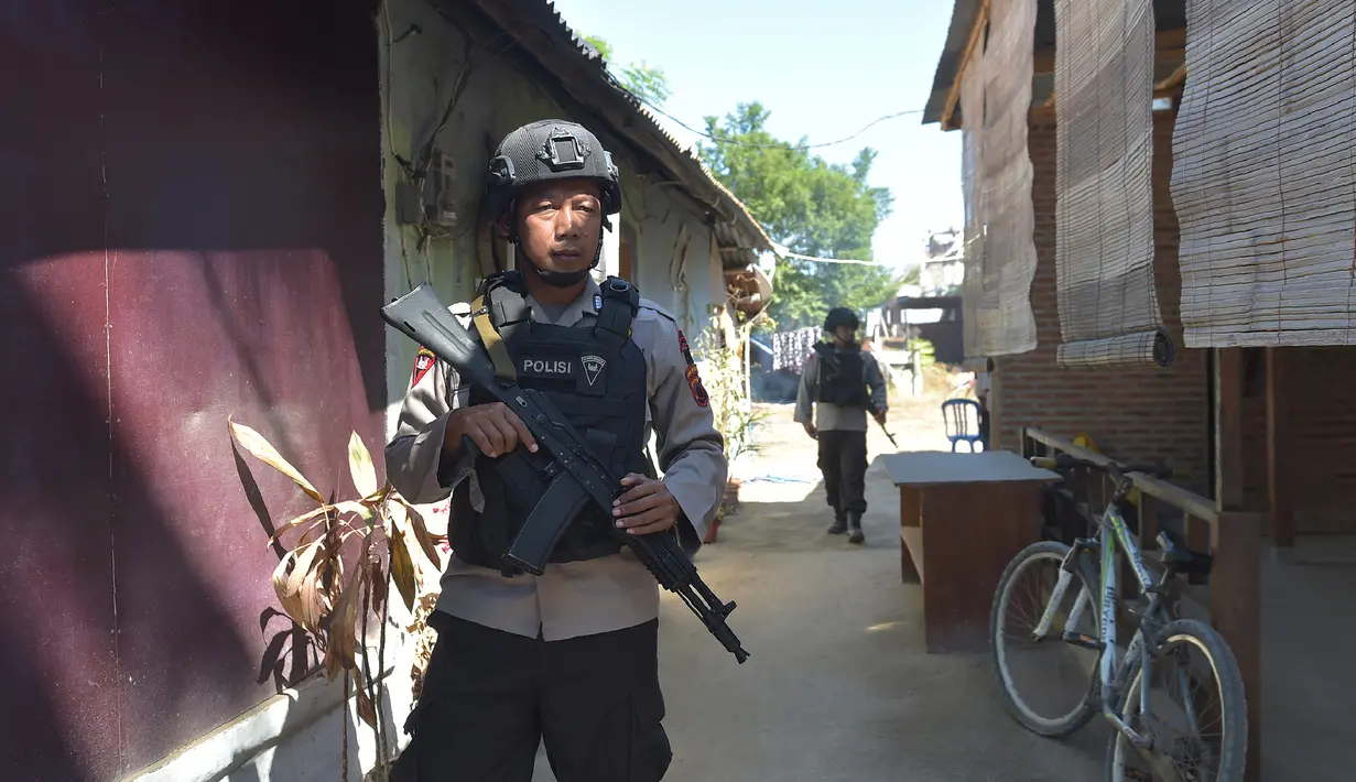Polisi bersenjata berpatroli di kawasan wisata Pulau Gili Air, Lombok, Nusa Tenggara Barat (NTB), Sabtu (11/8). Patroli dilakukan setelah gempa 7 skala Richter melanda Lombok pada 5 Agustus lalu. (Adek BERRY/AFP)