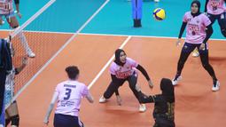 Dua pemain Gresik Petrokimia Pupuk Indonesia, Siti Romadhani (kanan) dan Nety Dyah Puspitarani berusaha menjangkau bola yang dilepaskan pemain Bandung bjb Tandamata pada laga pembuka Final Four Proliga 2023 seri pamungkas di GOR Sritex Arena Solo, Surakarta, Kamis (9/3/2023). Gresik Petrokima kalah 0-3 (17-25, 21-25 dan 20-25). (Proliga 2023)