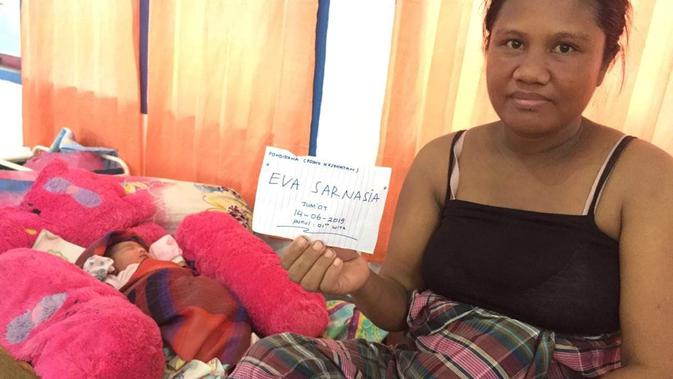 Rika (34) ibu dari Eva Sarnasia, bayi yang lahir di tengah banjir Konawe, Jumat (14/6/2019). (Ahmad Akbar Fua/Liputan6.com)