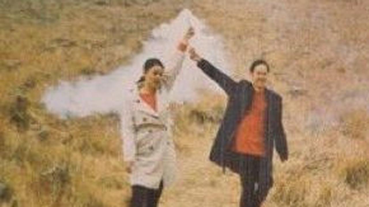 Potret Bukit Teletubbies Bromo Sebelum dan Sesudah Kebakaran Akibat Sejoli Prewedding Pakai Flare