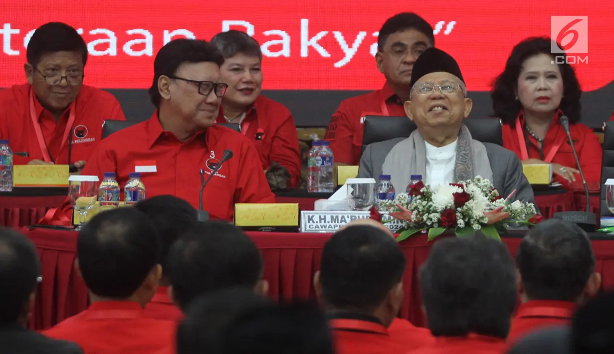 Bakal calon wakil presiden Ma'ruf Amin (kanan) didampingi Mendagri Tjahjo Kumolo saat menghadiri rapat koordinasi nasional (Rakornas) PDIP di Kantor DPP PDIP, Jakarta, Sabtu (1/9). Rakornas membahas pemenangan Pilpres 2019. (Liputan6.com/Herman Zakharia)