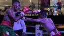 Aksi Frans Damur (kanan) dan Jon Jon Jetz saling melepaskan pukulan pada kelas Flyweight Mahkota Boxing Super Series di Cilandak Town Square, Jakarta (10/3/2018). Jon Jon Jetz menang angka mutalak atas Frans. (Bola.com/Nick Hanoatubun)