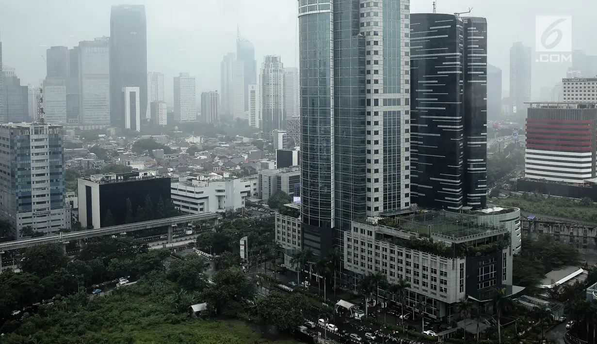 Pemandangan gedung-gedung bertingkat di Jakarta, Rabu (25/4). Luas Ruang Terbuka Hijau (RTH) Ibu Kota baru mencapai 9,98 persen dari target 30 persen total luas wilayah DKI Jakarta. (Liputan6.com/Faizal Fanani)