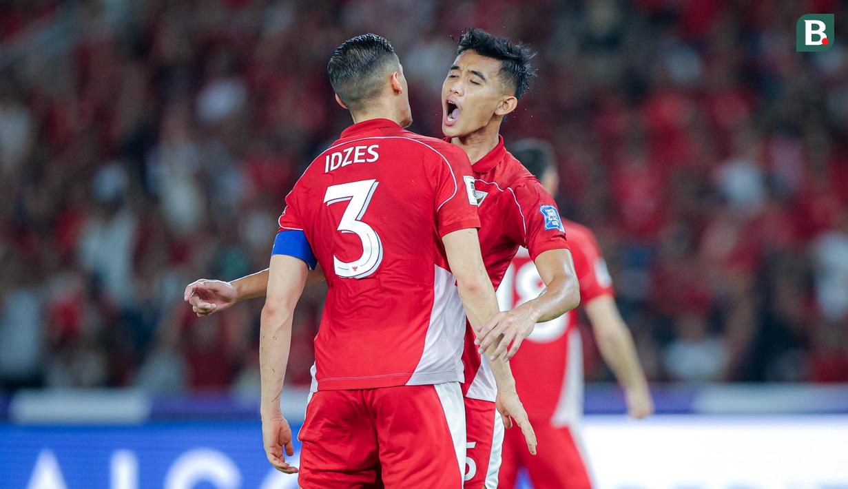 Pemain Timnas Indonesia, Rizky Ridho dan Jay Idzes merayakan kemenangan atas Bahrain pada laga kedelapan putaran ketiga Grup C kualifikasi Piala Dunia 2026 di Stadion Utama Gelora Bung Karno, Jakarta, Selasa (25/3/2025) malam WIB. (Bola.com/Bagaskara Lazuardi)