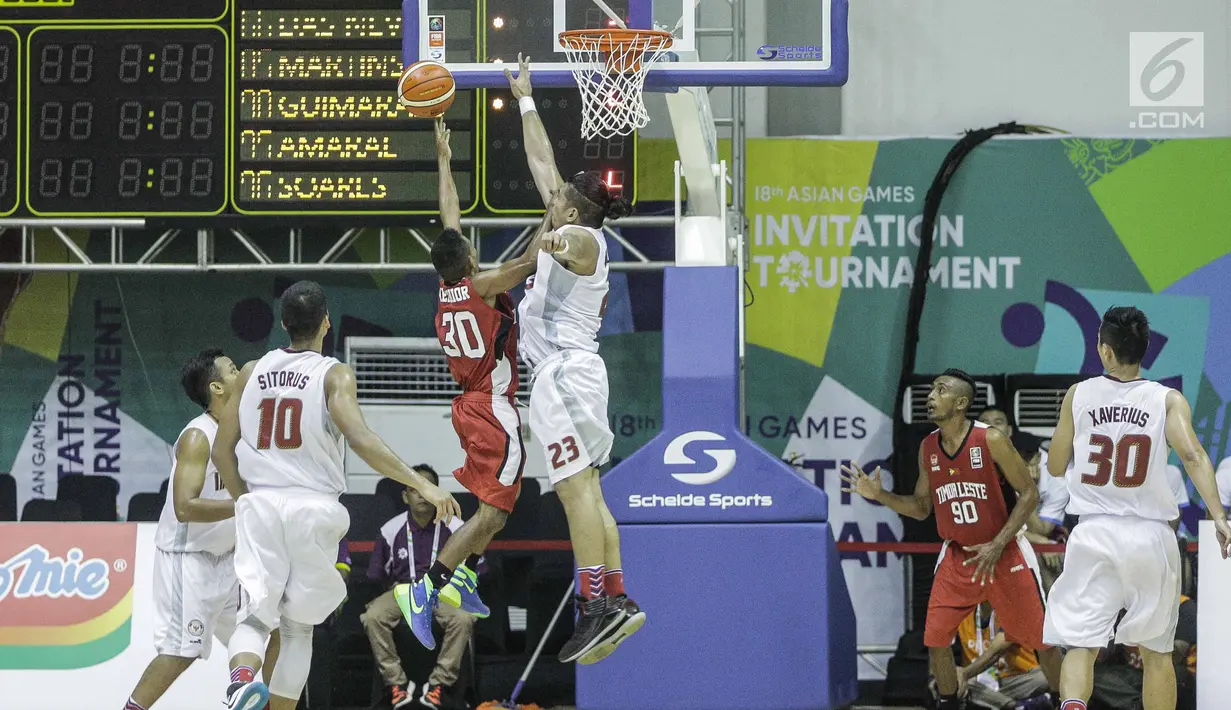 Suasana pertandingan basket Indonesia melawan Timor Leste saat kualifikasi 18th Asian Games Invitation Tournament di Hall Basket Senayan, Jakarta, Kamis (8/2). (Liputan6.com/Faizal Fanani)