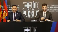 Gerard Pique (kanan) resmi meneken kontrak baru di Barcelona hingga 30 Juni 2022. (Twitter Barcelona)