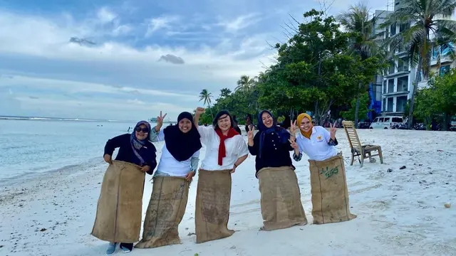 WNI di Maldives merayakan lomba 17 Agustus bersama Dubes RI di Kolombo, Dewi Gustina Tobing. (Foto: KBRI Colombo)