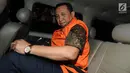 Sekretaris Jenderal KONI, Ending Fuad Hamidy memasuki mobil tahanan usai diperiksa di Gedung KPK, Jakarta, Kamis (20/12). Ending Fuad Hamidy ditetapkan sebagai tersangka dalam OTT terkait suap dana hibah dari Kemenpora ke KONI. (Merdeka.com/Dwi Narwoko)