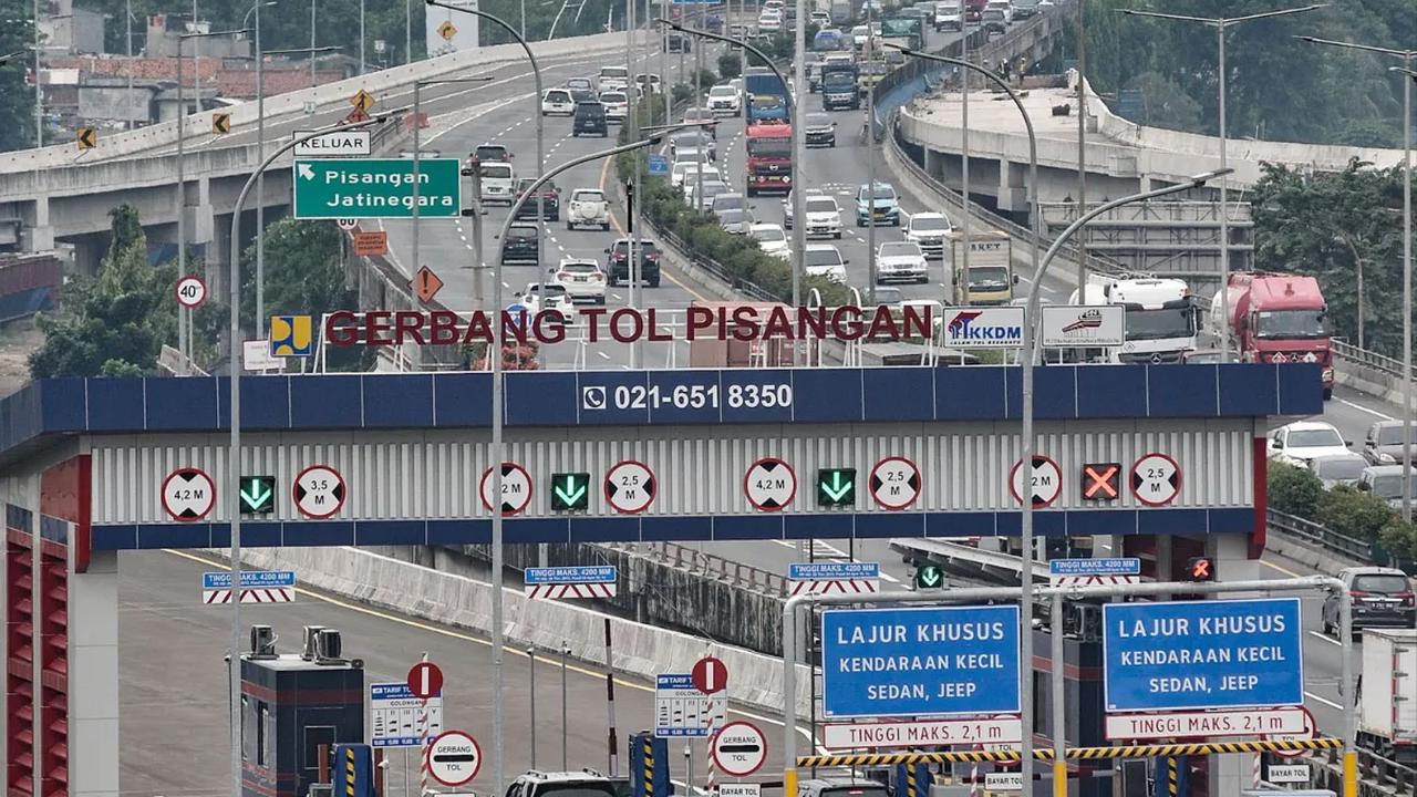 Menurutnya, pemerintah seharusnya lebih memaksimalkan perangkat on board unit (OBU) jika ingin melewati jalan tol tanpa setop.