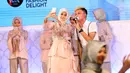 "Kaget juga, di sini Ikky nyanyi seolah-olah mengiringi model yang jalan di catwalk, sangat luar biasa," ujar Rizky Febian, usai acara di Kota Kasablanka, Jakarta Selatan, Sabtu (20/5/2017). (Nurwahyunan/Bintang.com)