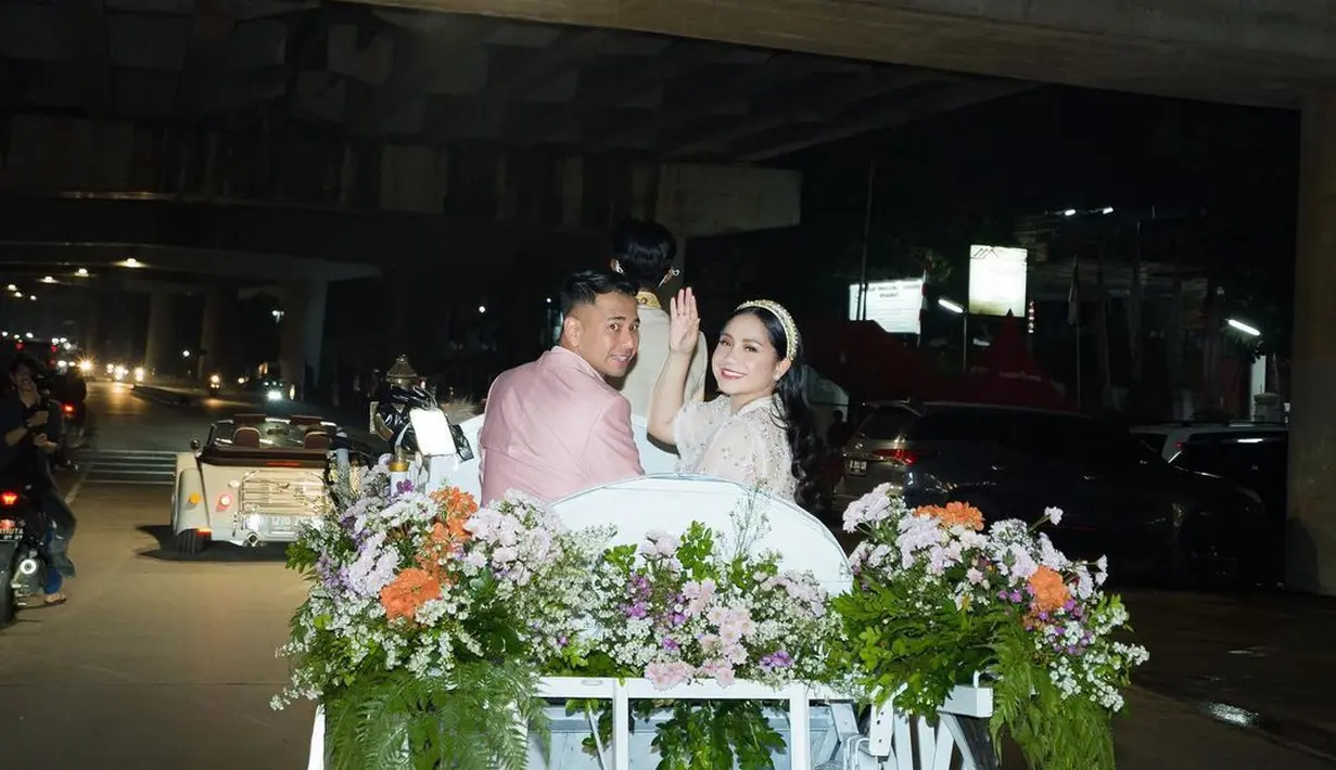 Bak pangeran dan putri negeri dongeng, Raffi Ahmad dan Nagita Slavina menaiki kereta kencana yang sudah dihiasi bunga-bunga. (Foto: Instagram/ raffinagita1717)
