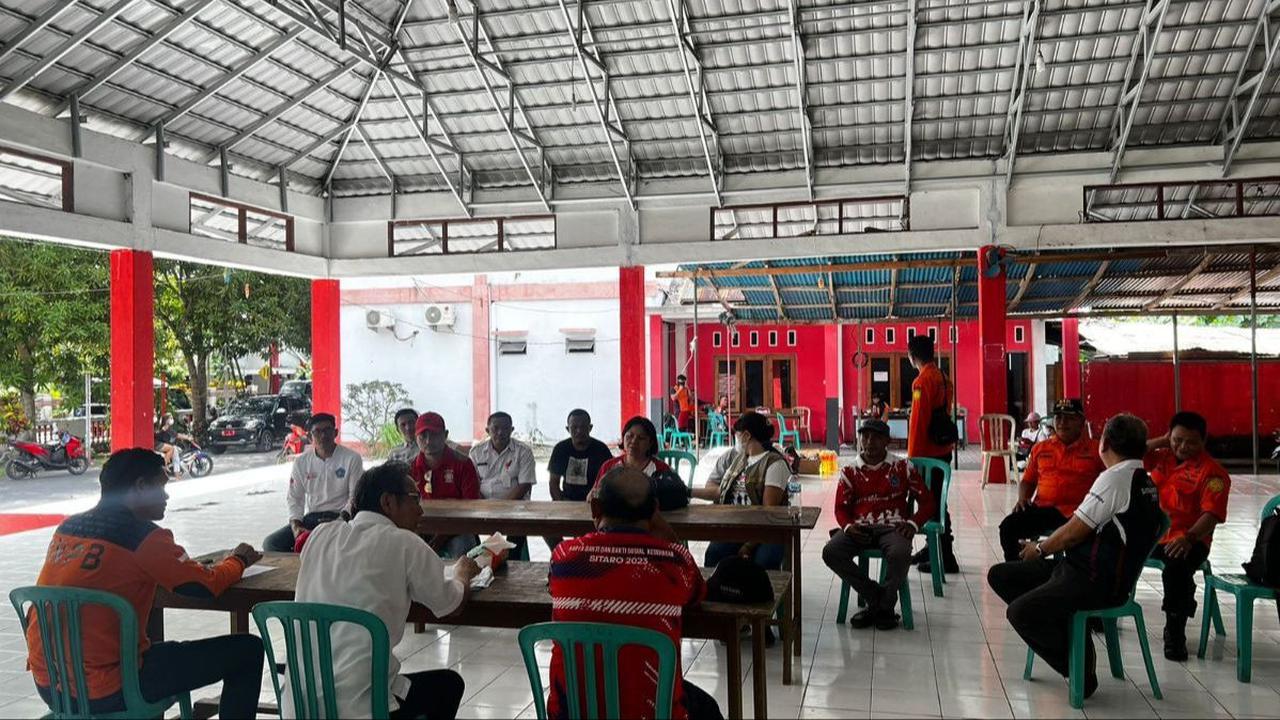 Derek mengatakan akibat erupsi Gunung Ruang, rumah tempat tinggalnya di Desa Bahoy Tagulandang, mengalami kerusakan.