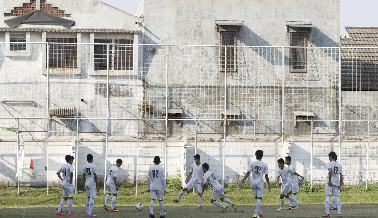 Para pesepak bola muda dari Aji Santoso International Football Academy (ASIFA) melakukan latihan rutin di Malang, Jawa Timur. (Bola.com/Vitalis Yogi Trisna)