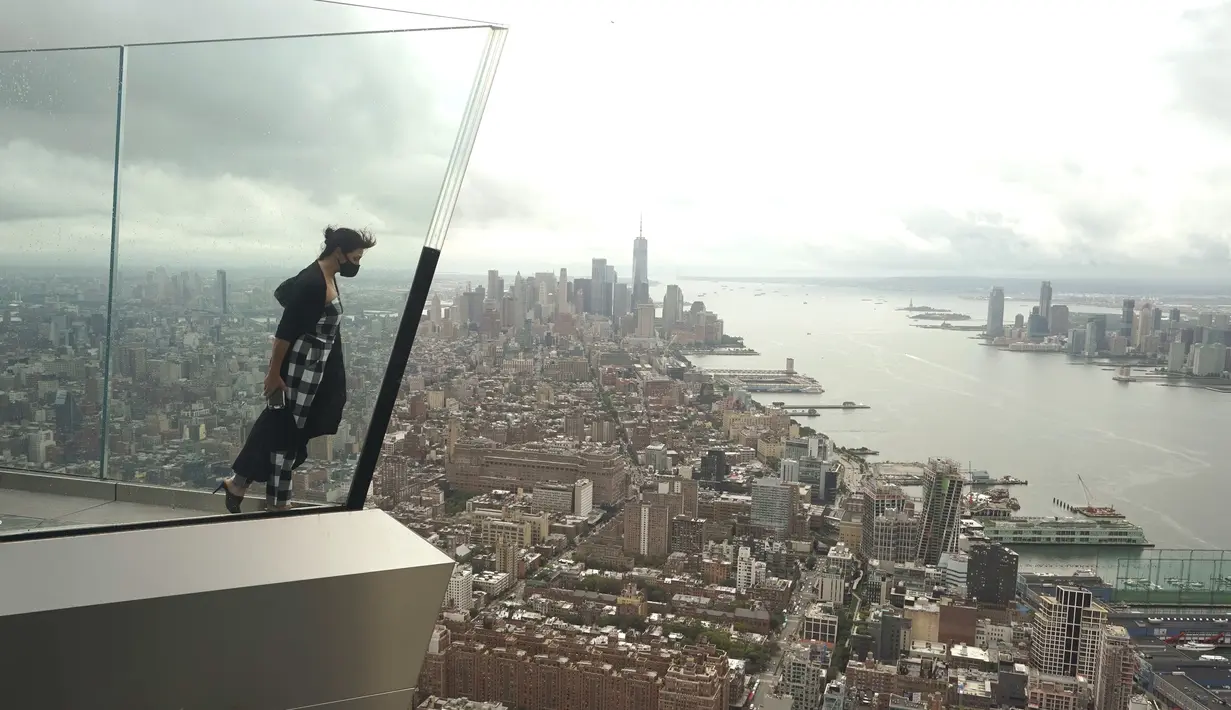 Anissa Barbato menikmati cakralawa kota New York dari Edge, dek langit tertinggi di luar ruangan di Western Hemisphere saat dibuka kembali, Rabu (2/9/2020). Dek pengamatan tertinggi di belahan bumi bagian barat itu menawarkan pemandangan 360 derajat langit ikonik kota New York (TIMOTHY A. CLARY/AFP)