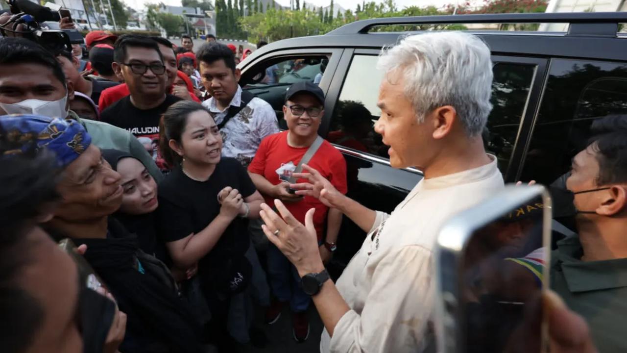 “Tiktok shop itu kan resmi ditutup pak, tapi UMKM lokal itu kami berpengaruh sekali dengan adanya TikTok shop,” kata Onit dan Layla kepada Ganjar.