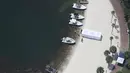 Sejumlah kapal pencari bersandar di pinggir pantai dekat Walt Disney World Resort, Orlando, Rabu (15/6). Operasi pencarian besar-besaran digelar untuk mencari bocah malang itu dengan dibantu petugas suaka margasatwa dan satuan penegak hukum. (AFP Photo)
