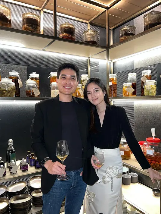 Setelah hampir satu tahun menikah, keduanya pun merayakan valentine perdana sebagai pasangan suami-istri. "First Valentine’s as Mr. & Mrs., forever united in devotion," tulis Nong Poy di keterangan unggahannya. [@poythreechada]