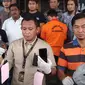 Kasat Reskrim Polrestabes Palembang Kompol Yon Edi Winara menunjukkan barang bukti yang digunakan pelaku saat membegal korban (Liputan6.com / Nefri Inge)
