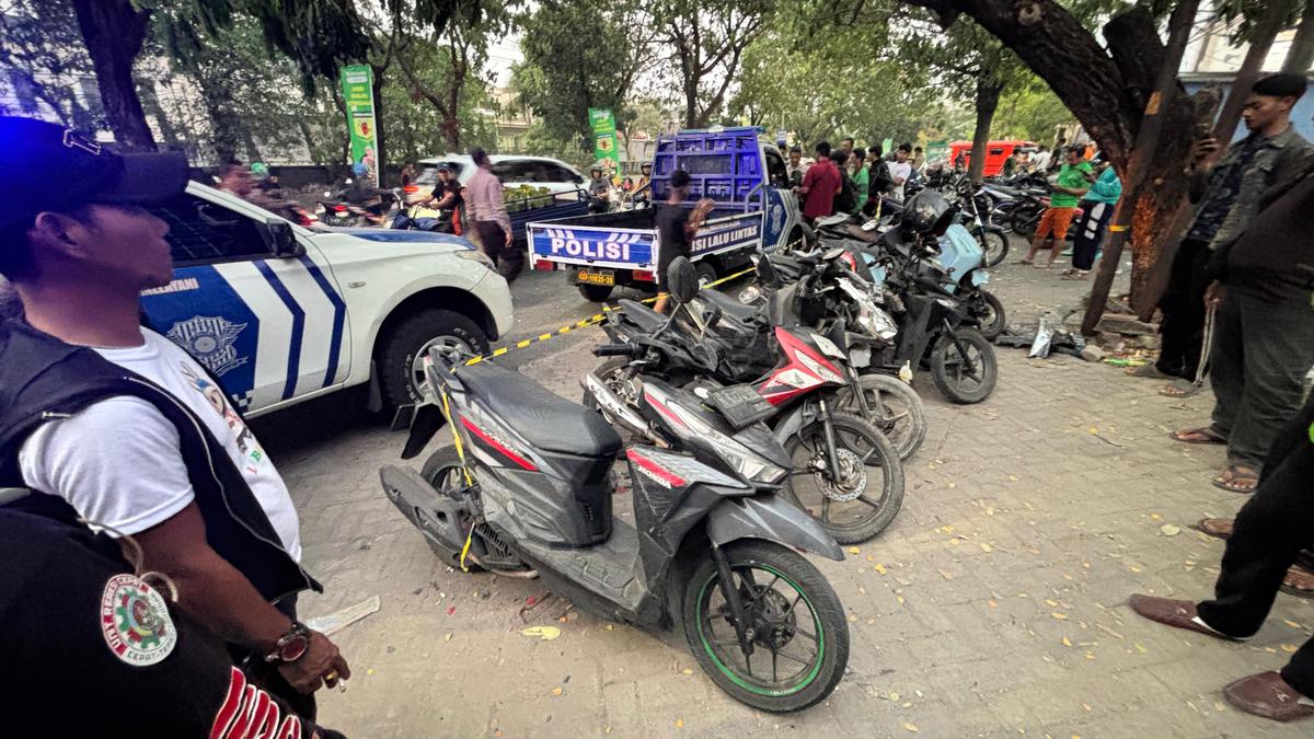 Mobil Alphard Terlibat Kecelakaan Beruntun, 13 Kendaraan Rusak Parah