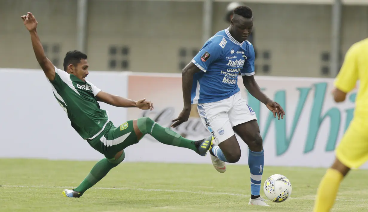 Aksi Ezechiel N'Douassel pada laga lanjutan Piala Presiden 2019 yang berlangsung di Stadion Jalak Harupat, Kab Bandung, Kamis (7/3). Persib Bandung kalah 2-3 kontra Persebaya Surabaya. (Bola.com/M.Iqbal Ichsan)