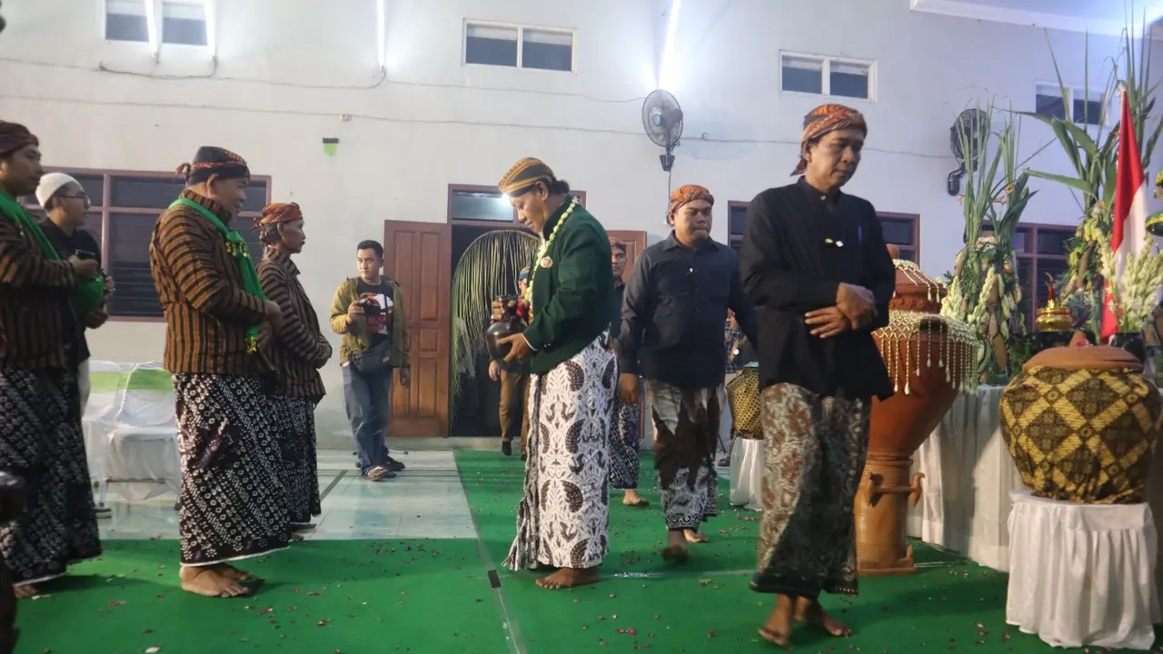 Prosesi budaya Tirta Pusaka “Tetesing Suci Wiyosaning Leluhur” di Desa Tumpangkrasak Kudus saat malam satu Suro.(Liputan6.com/arief pramono)