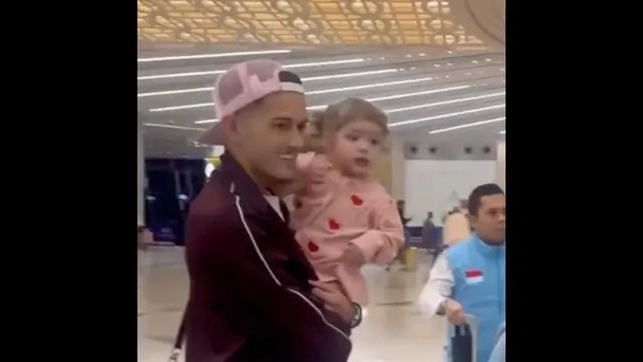 Di Tengah Persiapan Timnas, Momen Manis Justin Hubner Gendong Kamari Bikin Heboh di Jeddah
