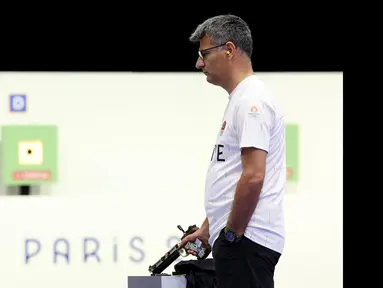 Penembak Turki, Yusuf Dikec bersiap saat bertanding dalam cabang olahraga menembak nomor 10m Air Pistol beregu campuran Olimpiade Paris 2024 di Chateauroux Shooting Centre, Paris, Prancis, Rabu (30/07/2024). (AFP/Alain Jocard)