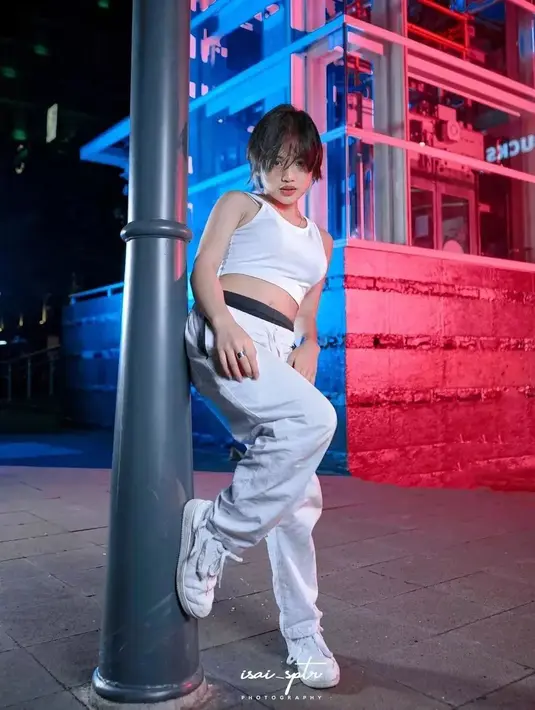 Pemotretan kali ini, Jeje Slebew yang memakai crop top putih memilih menutupi wajahnya dengan poninya yang panjang. (Foto: Instagram/@jejelincessofficial)