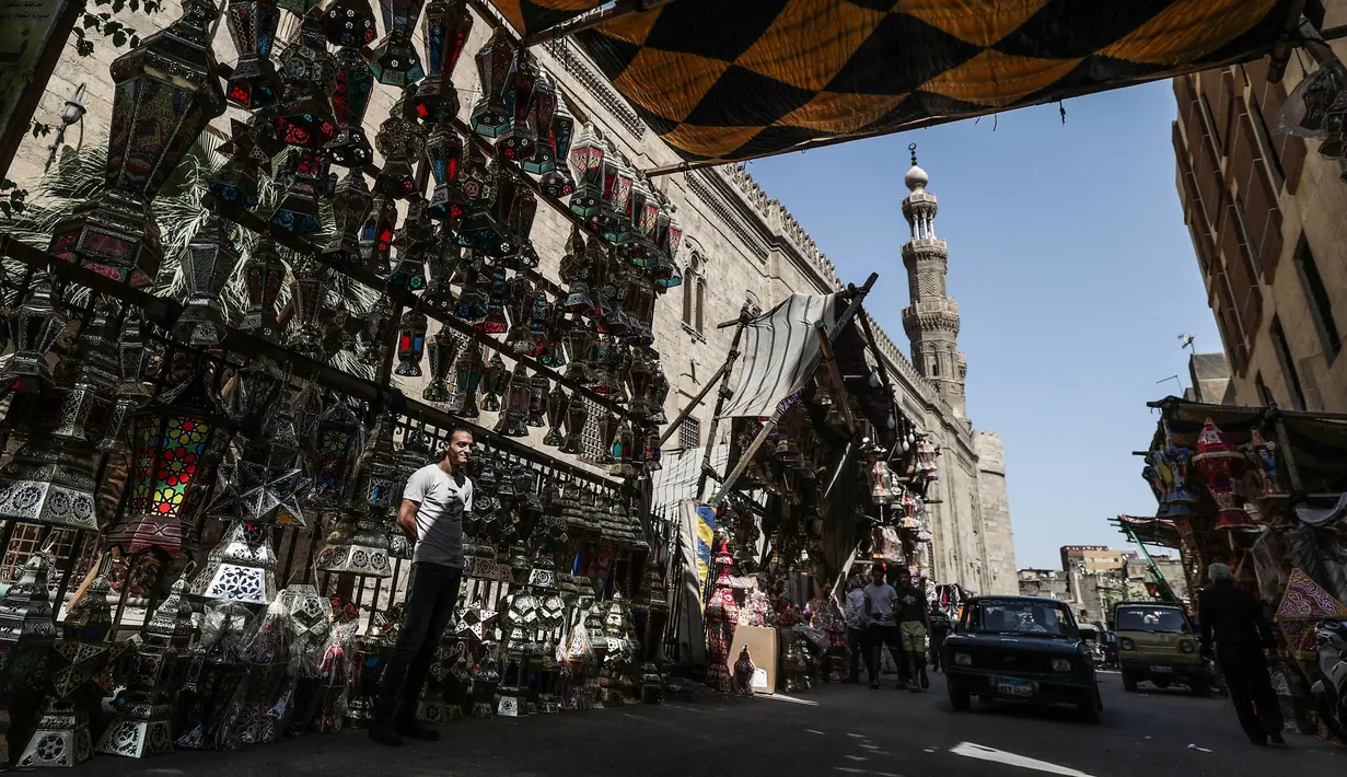 Pedagang menjual lentera tradisional yang dikenal dalam bahasa Arab sebagai "Fanous" menjelang bulan suci Ramadan di ibu kota Kairo, 19 April 2020. Bagi warga Mesir membeli lentera sudah menjadi tradisi sejak berabad-abad walaupun kini virus corona tengah melanda dunia. (Mohamed el-Shahed/AFP)