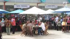 Presiden Joko Widodo (Jokowi) berbincang sambil menjajal makanan saat meninjau Rest Area 538 seusai meresmikan ruas  Tol Sragen-Ngawi, Jawa Tengah, Rabu (28/11). Jokowi duduk semeja dengan kepala serta pimpinan daerah setempat. (Liputan6.com/Angga Yuniar)
