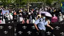 Warga antre untuk memasuki taman hiburan Universal Studios Beijing saat uji coba khusus undangan di Beijing, China, Rabu (1/9/2021). Universal Studios Beijing akan dibuka untuk umum pada 20 September 2021. (Noel Celis/AFP)