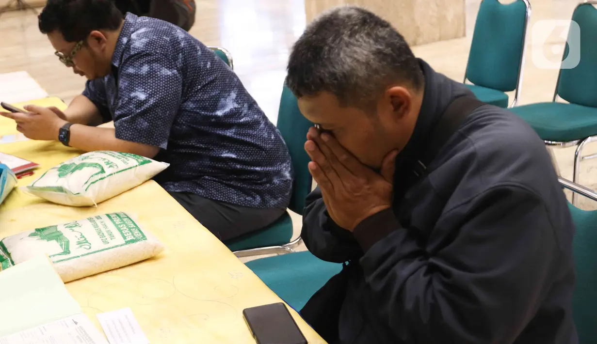 Zakat fitrah adalah salah satu ibadah yang wajib dibayarkan oleh umat muslim pada bulan Ramadhan. (Liputan6.com/Herman Zakharia)