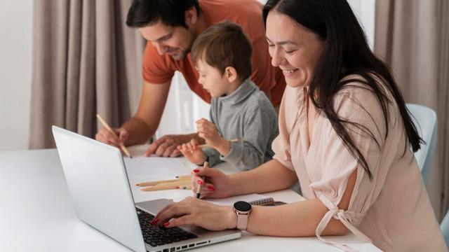 Mengenal Strawberry Parents, Ciri-ciri, dan Dampaknya yang Fatal pada Anak-Anak