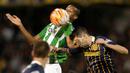 Pemain Atletico Nacional Kolombia, Jonathan Copete(kiri), berebut bola dengan pemain Rosario Central Argentina, Alejandro Donatti, dalam laga perempat final Copa Libertadores di Rosario, Argentina, (12/5/2016). (AP Photo/Natacha Pisarenko)
