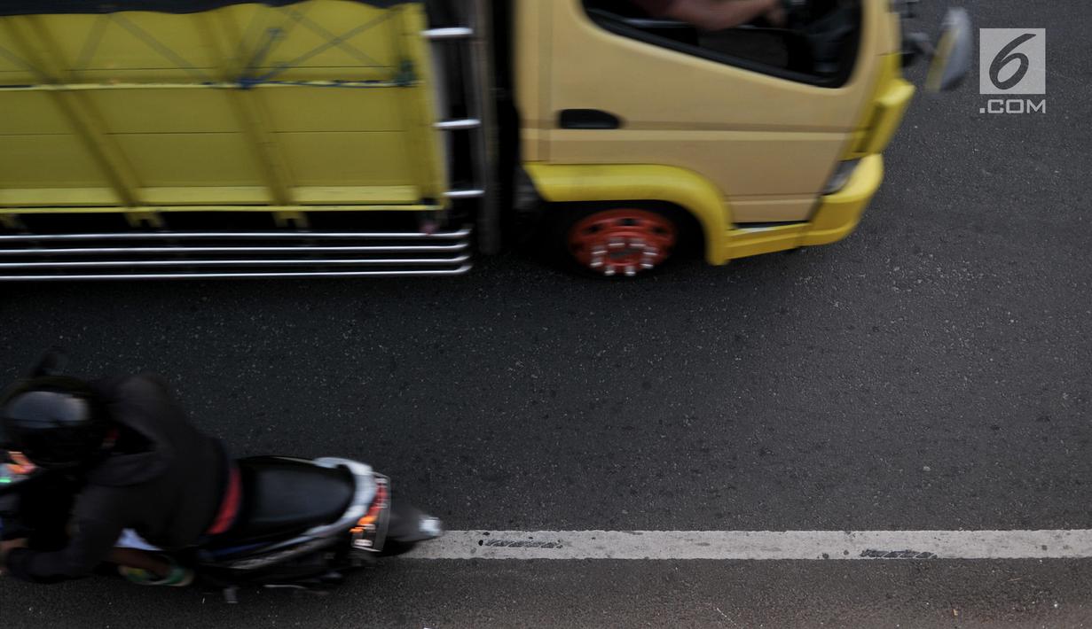 Pengendara motor nekat berlawan arah di kawasan Klender, Jakarta, Kamis (11/7/2019). Demi mempersingkat jarak tempuh dan menghindari kemacetan, para pengendara sepeda motor di kawasan ini nekat berlawan arah yang sesungguhnya dapat mengancam keselamatan. (merdeka.com/Iqbal S. Nugroho)
