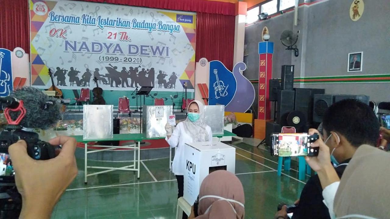 Calon Bupati Purbalingga, Dyah Hayuning Pratiwi menggunakan hak suaranya di TPS 14 Kelurahan Purbalingga Lor Kecamatan Purbalingga, Rabu (9/12/2020) pukul 08.30 WIB.