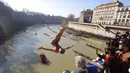 Marco Fois dari Italia melompat ke Sungai Tiber dari Jembatan Cavour setinggi 18 meter (59 kaki) untuk merayakan Tahun Baru di Roma, 1 Januari 2022. (AP Photo/Riccardo De Luca)
