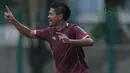 Ekspresi pemain Persija Jakarta, Bambang Pamungkas usai mencetak gol pada sesi latihan jelang  Piala AFC 2018 di Lapangan ABC, Senayan, Jakarta (27/2/2018). Persija melawan Tampines Rovers pada 28 Februari 2018. (Bola.com/Nick Hanoatubun)