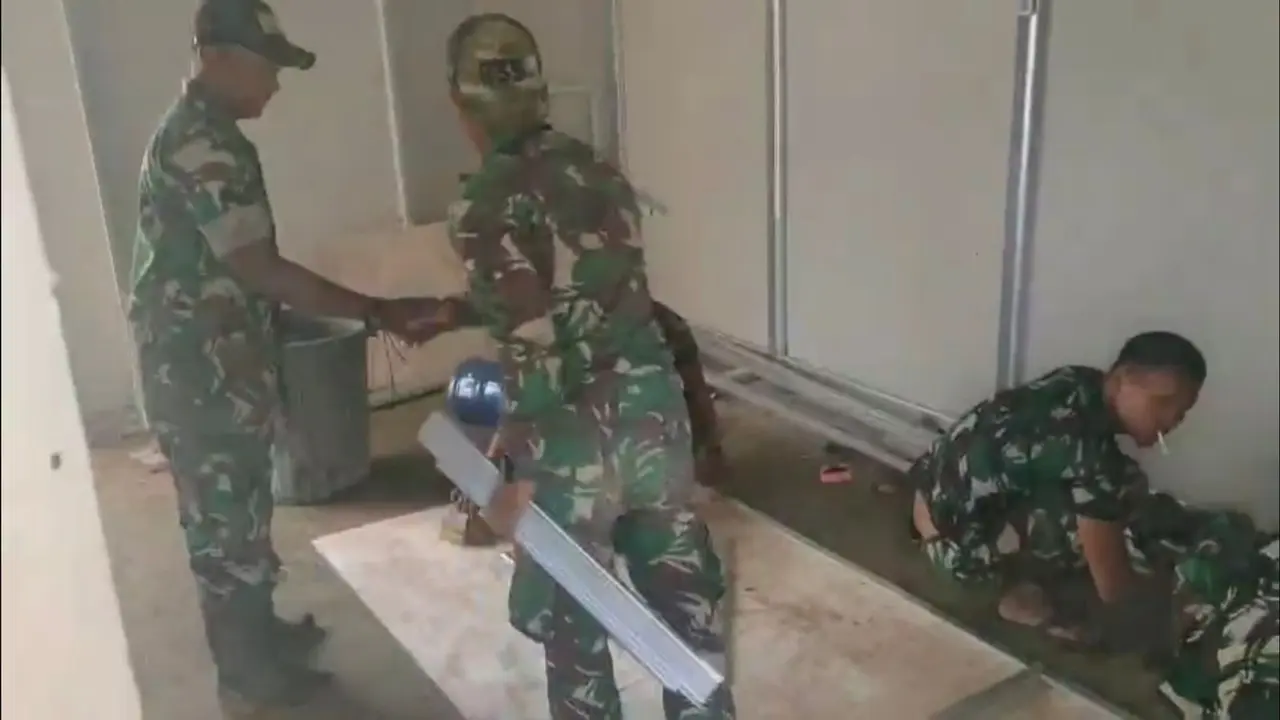 Personel TNI membangun huntara di Desa Aih Selah, Kecamatan Pantan Cuaca, Kabupaten Gayo Lues, Aceh, pada Senin (16/2/2026). (Istimewa)