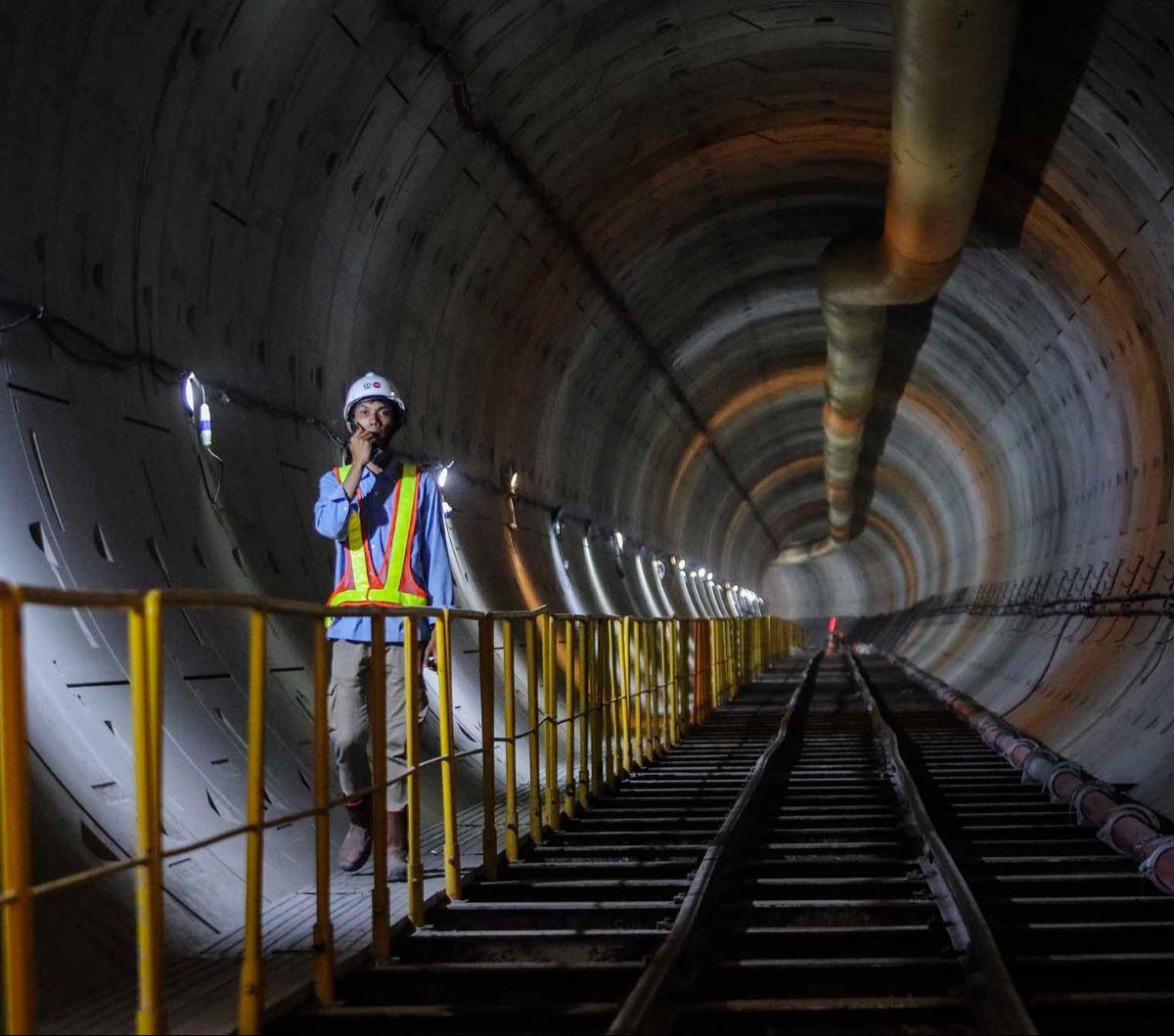 Pekerja beraktivitas di terowongan bawah tanah pada proyek  Fase 2A MRT Jakarta CP 201 Stasiun Thamrin-Monas&nbsp;di dekat kawasan Monas, Jakarta, Kamis (18/1/2024). Progres pembangunan Fase 2A Moda Raya Terpadu (MRT) Jakarta dari Stasiun Thamrin hingga S