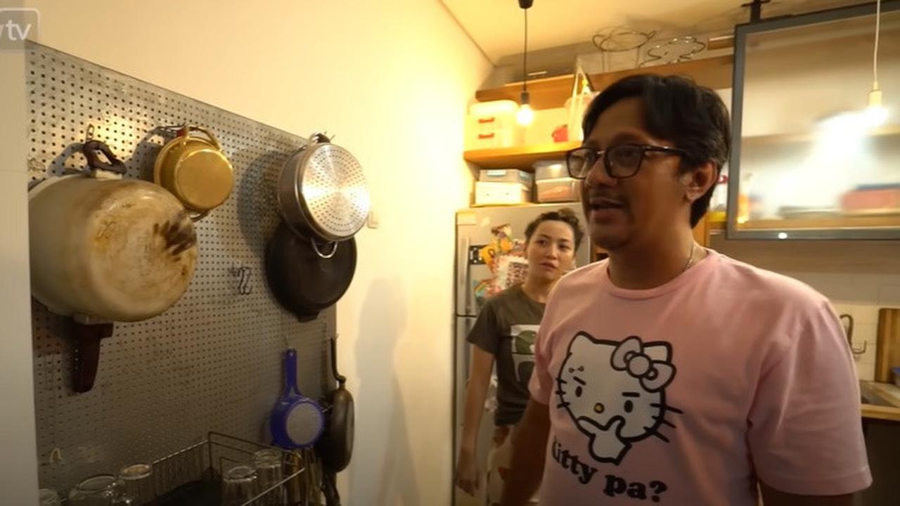 8 Potret Dapur Hesti Purwadinata yang Minimalis, Berkonsep Open Space - Gaya Rustic dengan Elemen Kayu
